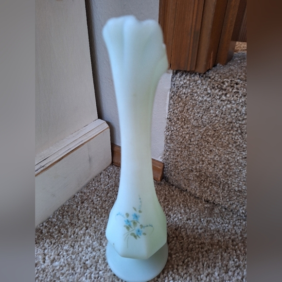 Vintage Fenton Handpainted/Signed 8" Bud Vase White Blue Floral - Picture 6 of 8